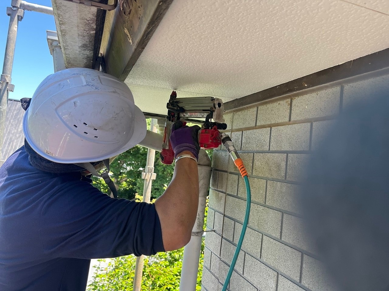 エアータッカーを使用して軒天を留める